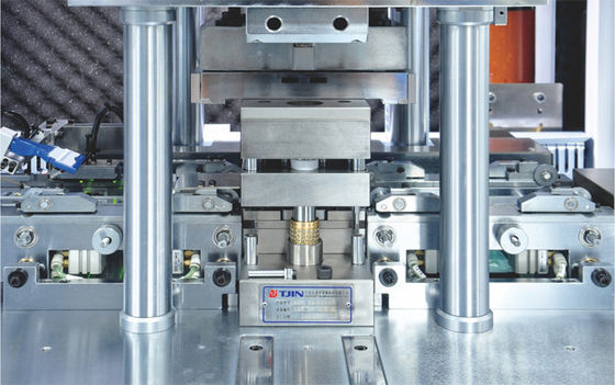Machine de découpage et de formage entièrement automatique